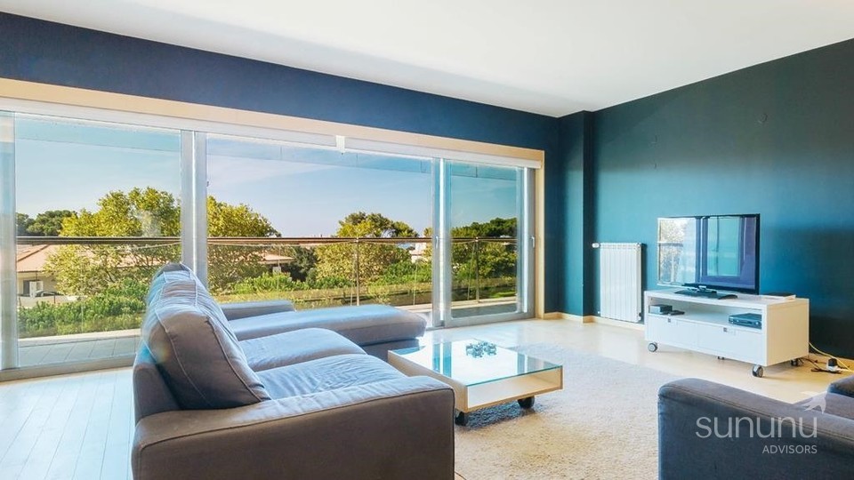 Luxurious upmarket Cascais condo with sea views